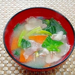 ほうれん草にんじん豚肉の味噌汁